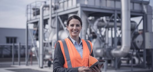 Ingenieurin überprüft Abluftdaten auf Tablet